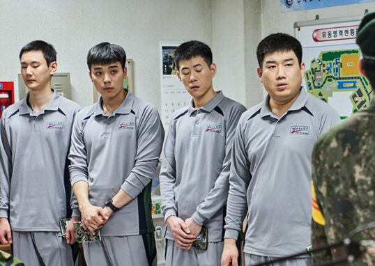 회색 체육복을 입은 병사들이 나란히 서 있는 신병 시즌2 장면