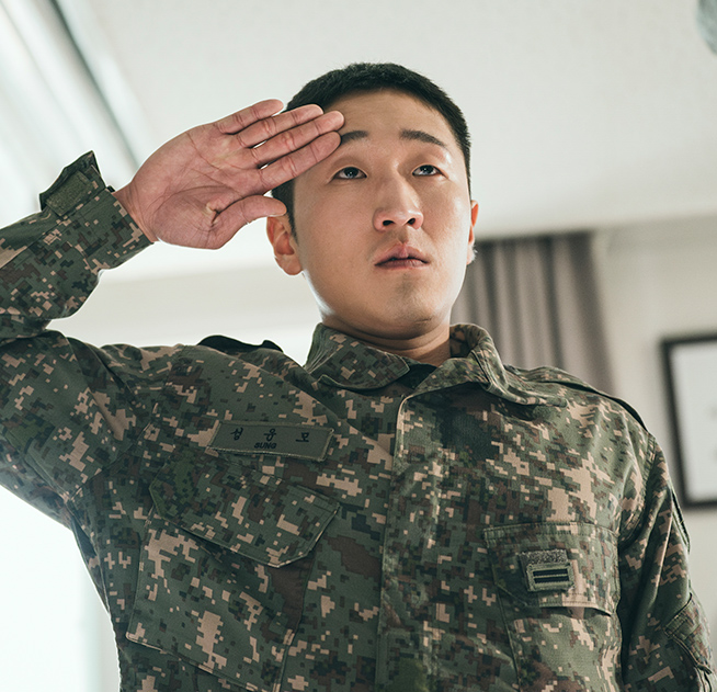 신병3 성윤모가 군복 차림으로 거수경례하는 장면