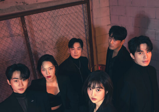 킬러들의 쇼핑몰 주요 인물들이 어두운 공간에 함께 있는 단체 이미지