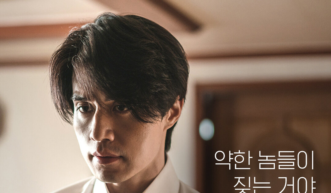킬러들의 쇼핑몰에서 어두운 표정의 남성 인물이 등장하는 장면 이미지