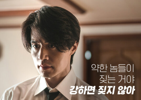 킬러들의 쇼핑몰에서 어두운 표정의 남성 인물이 등장하는 장면 이미지