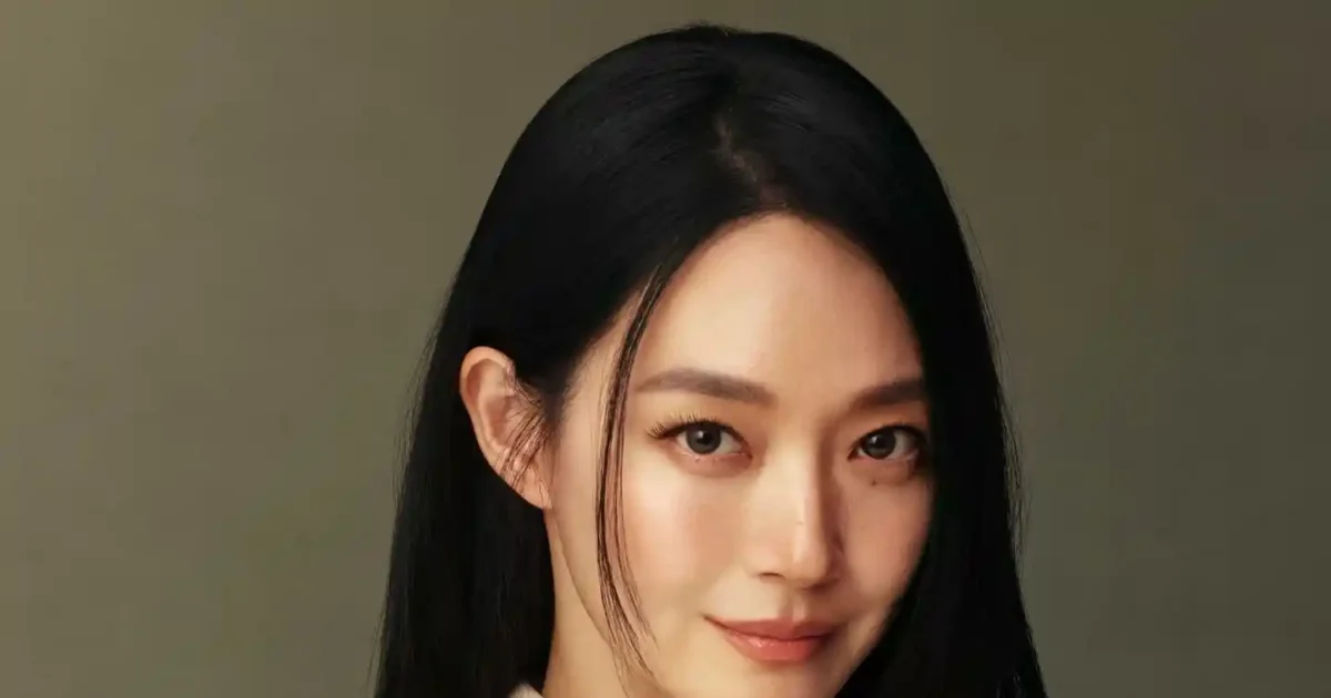 재혼황후 신민아 소개 이미지와 밝은색 재킷을 입은 여성 인물