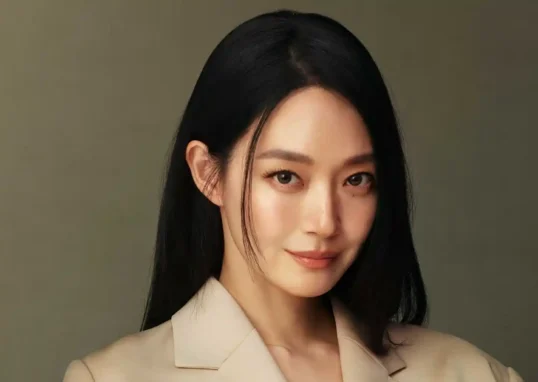 재혼황후 신민아 소개 이미지와 밝은색 재킷을 입은 여성 인물
