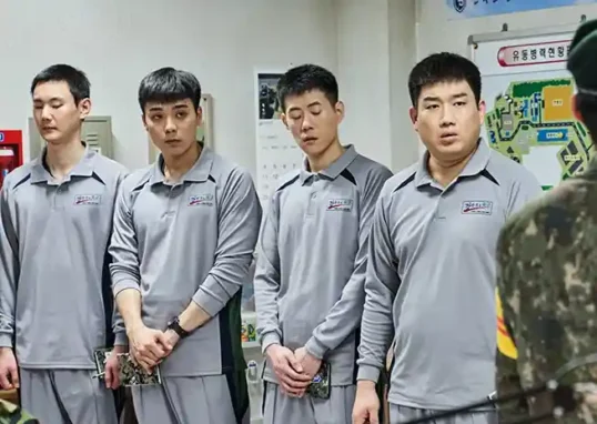 회색 체육복을 입은 네 명의 장병이 나란히 서 있는 신병2 스틸컷