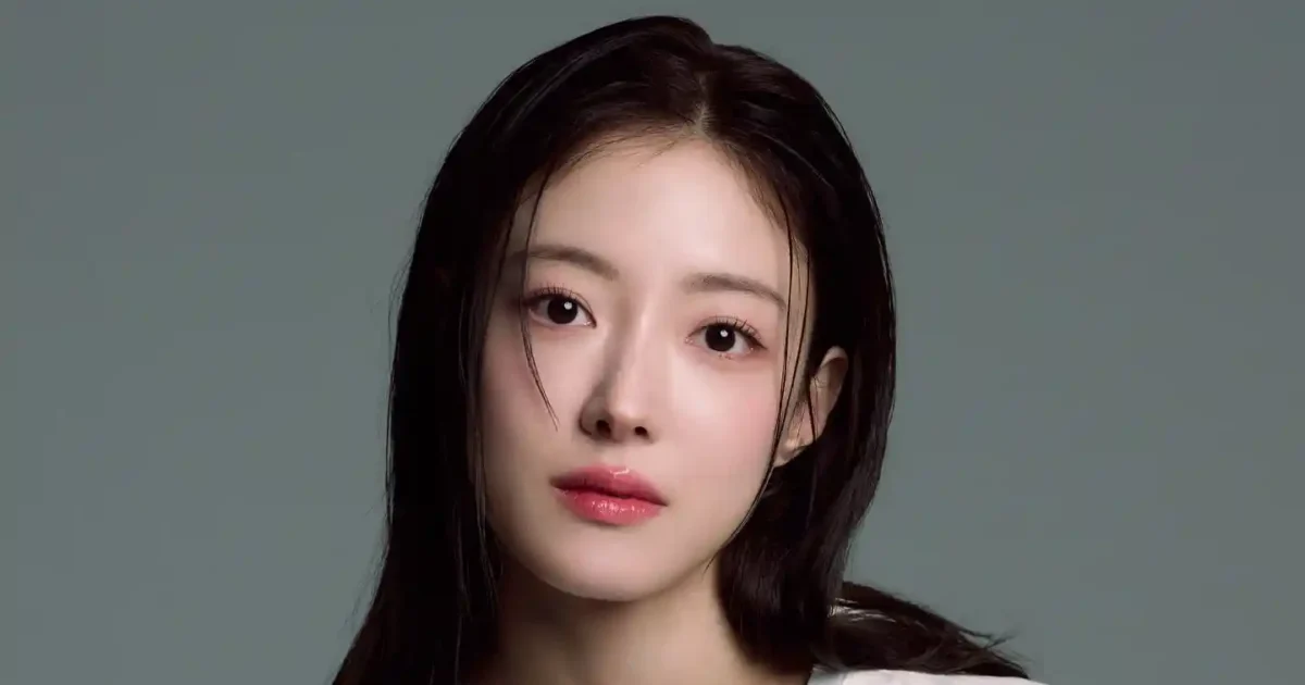 재혼황후 이세영 소개 이미지와 흰색 상의를 입은 여성 인물