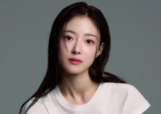 재혼황후 이세영 소개 이미지와 흰색 상의를 입은 여성 인물