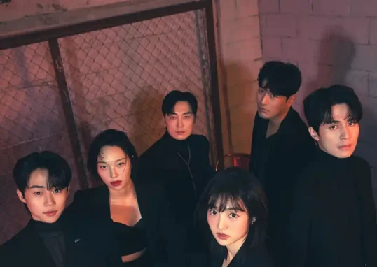킬러들의 쇼핑몰 주요 인물들이 어두운 공간에 함께 있는 단체 이미지